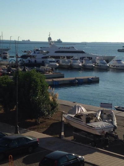 Fotodenuncia- Ma yacht, petroliere e barche a vela possono convivere nello stesso mare?