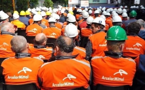 SITUAZIONE INCANDESCENTE/ Tensione davanti alla direzione di ArcelorMittal, lavoratori strappano le bandiere dei sindacati