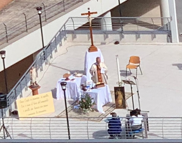 CORONAVIRUS/ A Taranto la messa si celebra sui terrazzi delle chiese
