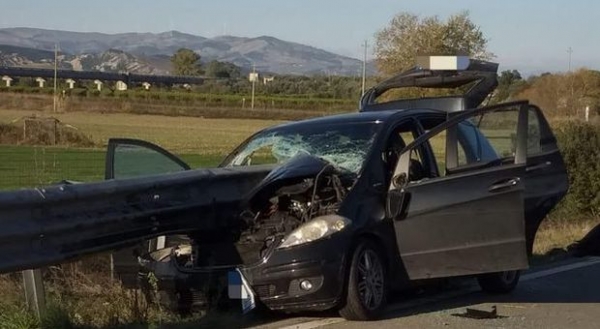 INCIDENTE STRADALE / Auto contro il guard rail  nel Materano, un morto e cinque feriti tutti di Taranto