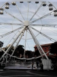 Taranto/ La Ruota panoramica in Piazza Garibaldi. Dopo la Pista di pattinaggio sul Ghiaccio in Piazza della Vittoria