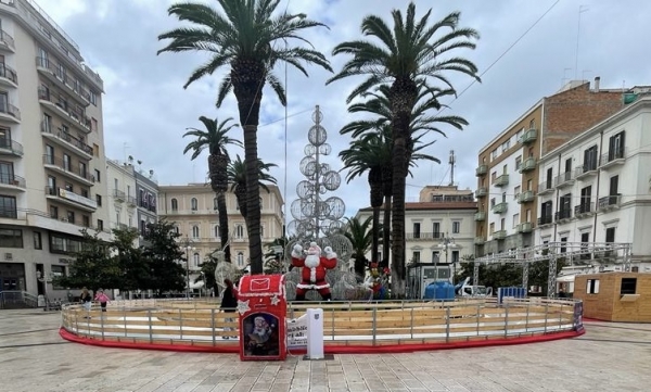 NATALE SI AVVICINA/ Nel Borgo di Taranto luci, festa e negozi aperti tutte le domeniche