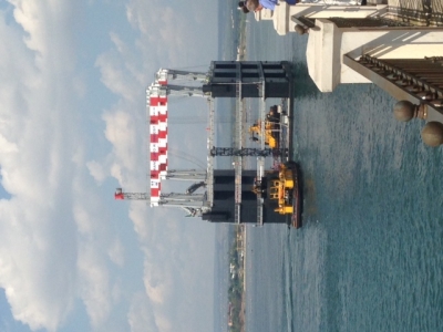 TARANTO -  Il più grande bacino d&#039;Europa interamente costruito nella città bimare dalla GLF è transito dal Canale Navigabile. Apertura straordinaria del Ponte Girevole.
