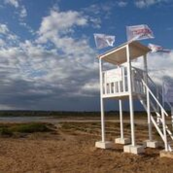 TORRE COLIMENA E DELLA SALINA DEI MONACI/ Donati dal gruppo Claudio Quarta Vignaiolo la torretta per il birdwatching e arredi urbani