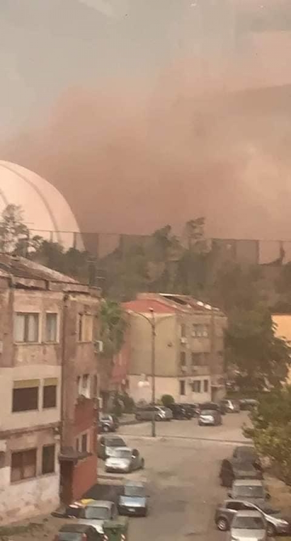 MALTEMPO/ Il quartiere Tamburi di Taranto invaso dalle polveri del siderurgico. Giustizia per Taranto “la copertura dei parchi è inutile”
