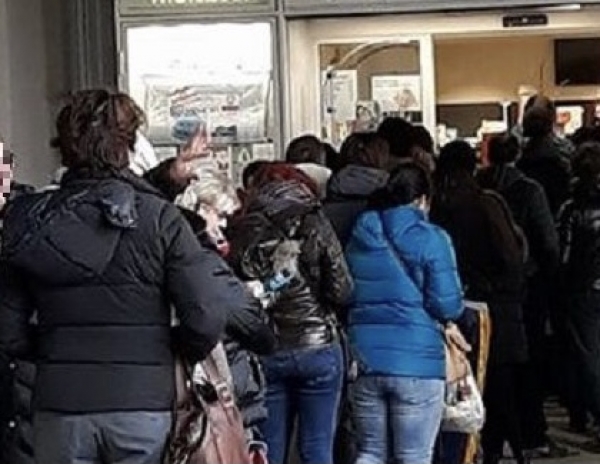 CORONAVIRUS/ Partite le prenotazioni del vaccino in Puglia: code davanti alle farmacie, sito online bloccato