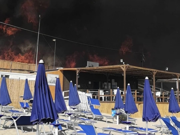 PAURA SULLA LITORANEA/ Spaventoso incendio a Marina di Pulsano, evacuate 10 famiglie