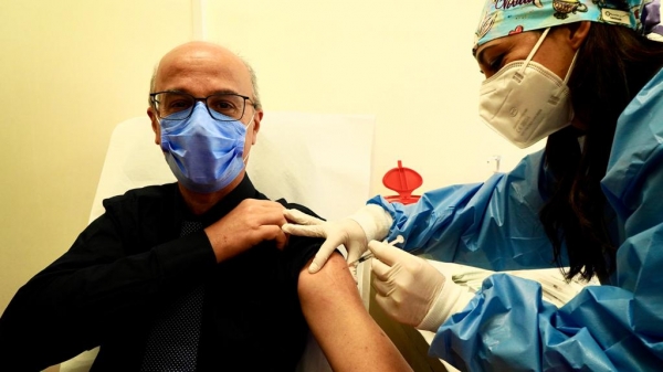 CORONAVIRUS/ L’assessore Lopalco si è vaccinato “la strada della scienza ci condurrà fuori dalla pandemia”