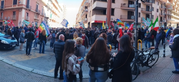 NO WAR/ A Taranto si manifesta per la pace