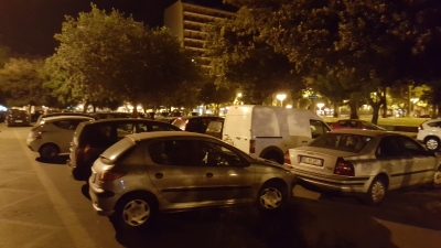 TARANTO/PIAZZA GARIBALDI A DOPPIA FILA. UN LETTORE CI SCRIVE.