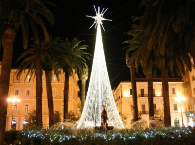 TARANTO - Si accendono le luminarie e gli addobbi degli alberi di Natale