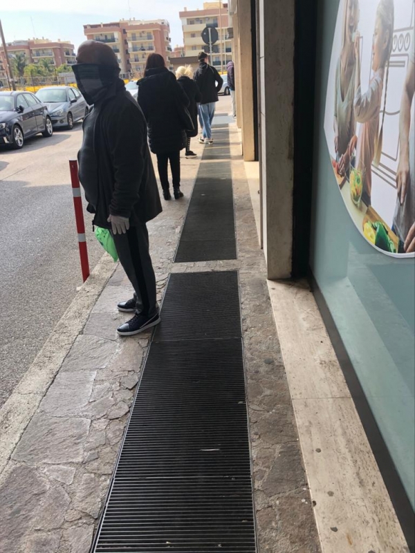 CORONAVIRUS/ Il Comune di Taranto interviene per ridurre file davanti ai supermercati e accesso ai bus Amat