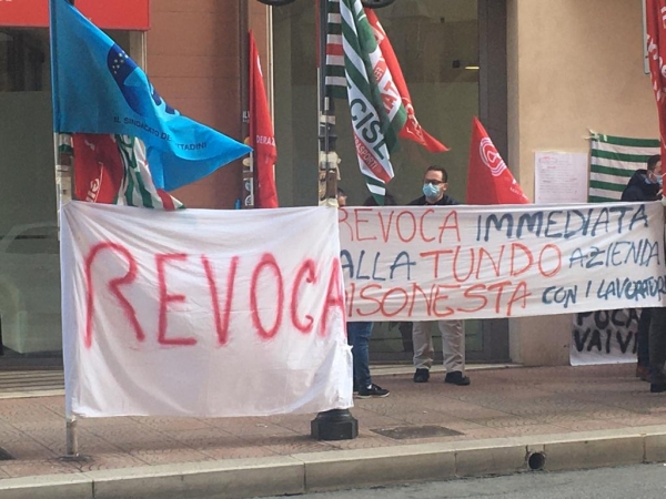 LAVORO/ Trasporto disabili, sit-in di protesta davanti alla Prefettura di Taranto