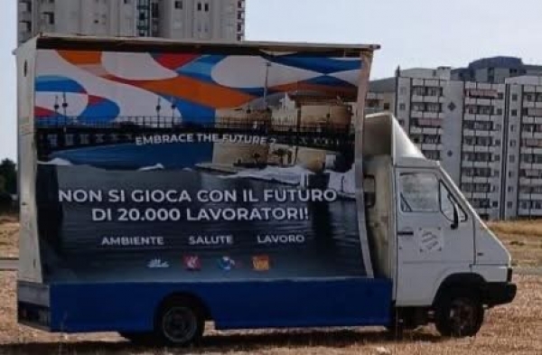 EX ILVA-TARANTO/ "Non si gioca col futuro di 20mila lavoratori" la "vela" dei sindacati irrompe nei Giochi