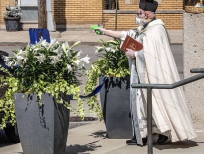 A MALI ESTREMI/ In tempi di Covid spunta la benedizione con pistola ad acqua...santa