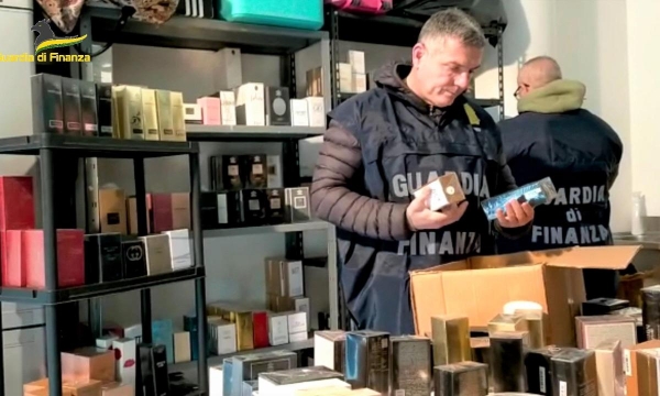 IL BLITZ/ Scoperta a Taranto profumeria clandestina per mercato del lusso: sequestrati oltre mille campioni