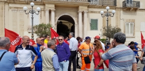 LAVORO - Oggi sit-in di protesta dei lavoratori Amiu e Infrataras sotto il Comune di Taranto. Presto la riconvocazione per discutere il Piano industriale