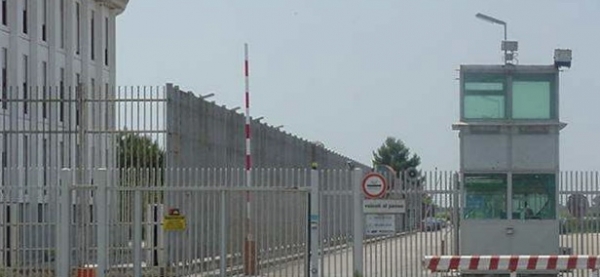 CORONAVIRUS / Scoppia anche davanti al carcere di Taranto la protesta delle mogli dei detenuti