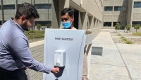 LA POLEMICA/ Azienda usa un dipendente come distributore di disinfettante