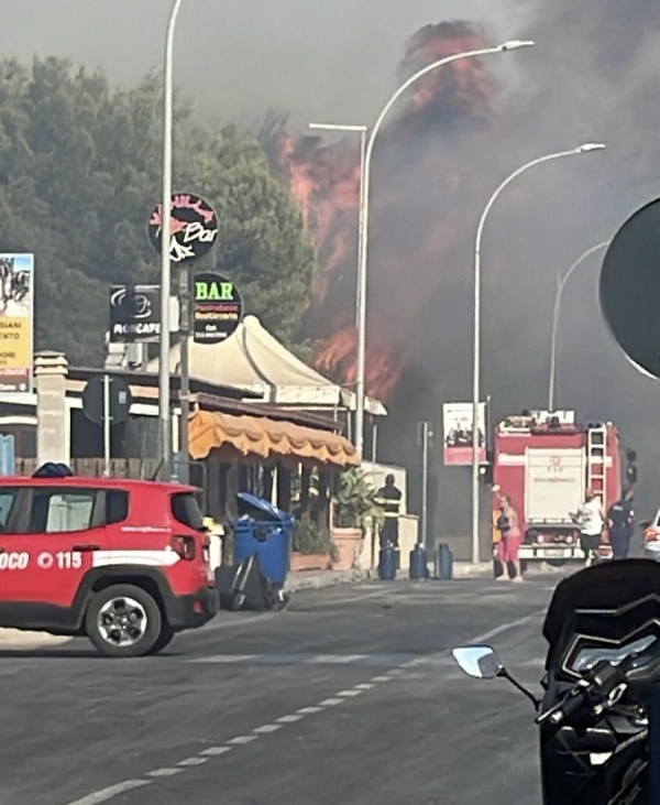 PAURA A MARINA DI PULSANO/ Gravissimo incendio colpisce case e strutture. Pineta in fiamme. Allarme anche tra Lama e San Vito