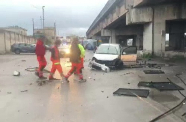 TRAGEDIA SFIORATA/ Con l’auto giù dal cavalcavia a Taranto, tre feriti