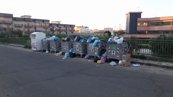 ATTUALITÀ  - Palagianello, aumentano i rifiuti per strada e il web si scatena con &quot;waste on the street&quot;