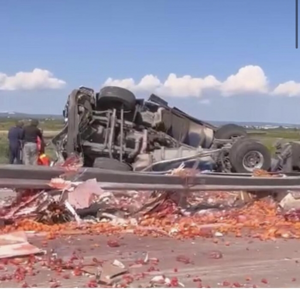 TRAGICO INCIDENTE/ Auto precipita nella scarpata dopo scontro con un tir