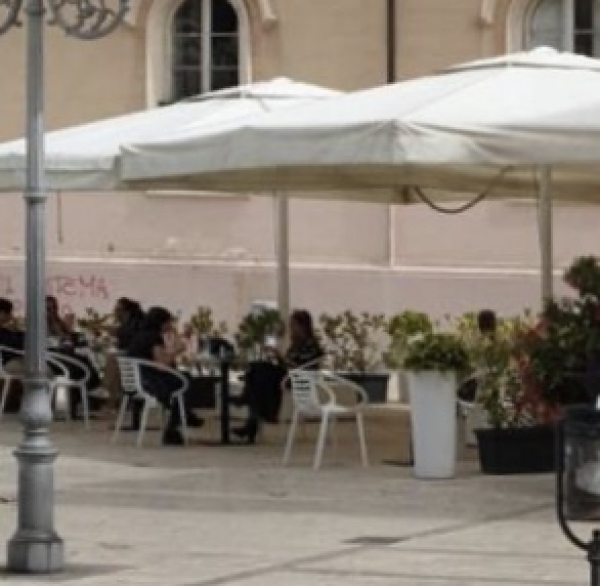 FASE 2 bis/ Taranto, da lunedì 25 titolari di bar e ristorante potranno presentare domanda per aumentare l’occupazione di suolo pubblico