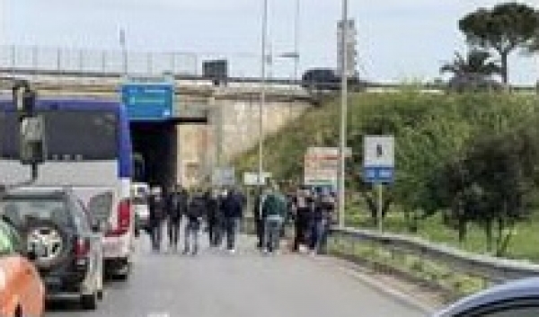 CORONAVIRUS/ Esplode la protesta dei ristoratori, bloccata la statale 100 all’ingresso di Bari