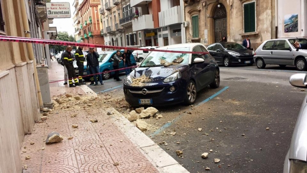 TARANTO/ via Mazzini, crolla cornicione, passanti salvi per miracolo