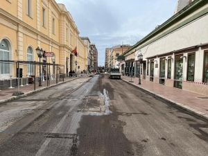 LA PROTESTA/ I commercianti: “lavori, strisce blu e carenza di parcheggi isolano il Borgo tarantino”
