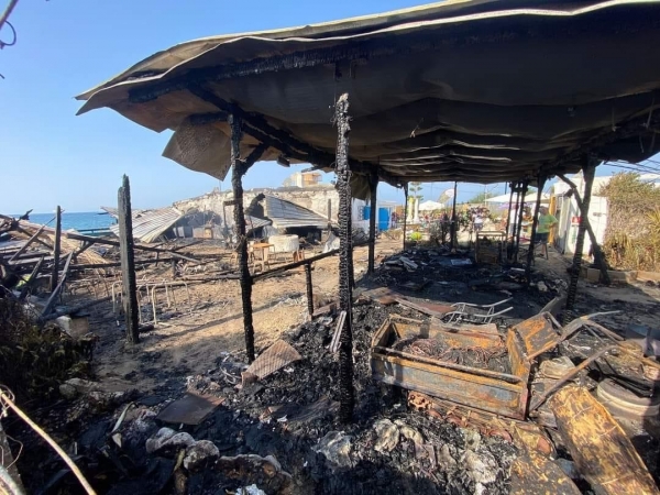 PAURA ALL’ALBA/ Violento incendio distrugge la Frescheria Jamaica sulla litoranea tarantina. Il personale svegliato dal crepitio delle fiamme “pensavamo fosse pioggia”