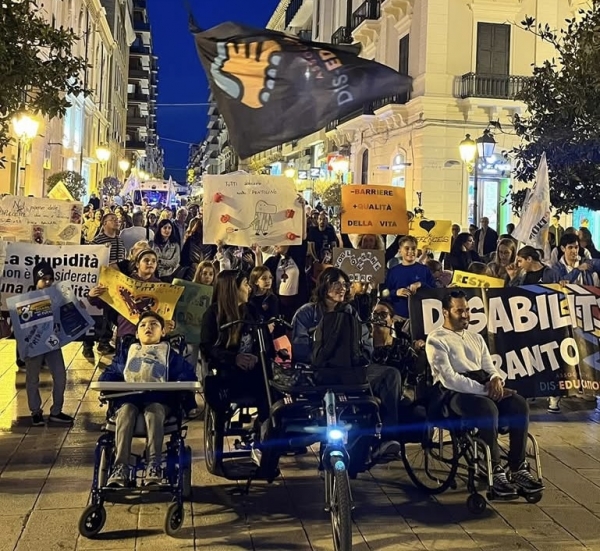 GIORNATA PERSONE CON DISABILITÀ / Oggi a Taranto sit-in dell&#039;Associazione Dis-Education: &quot;no barriere, ma mobilità è un diritto di tutti&quot;