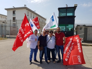 IL CASO - Emergenza carceri. La protesta degli agenti di Polizia penitenziaria questa mattina davanti al &quot;Carmelo Magli&quot; di Taranto