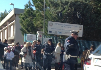 TARANTO - Ogni tanto ricompaiono. Sono i Vigili della Polizia locale in servizo davanti alle scuole elementari.
