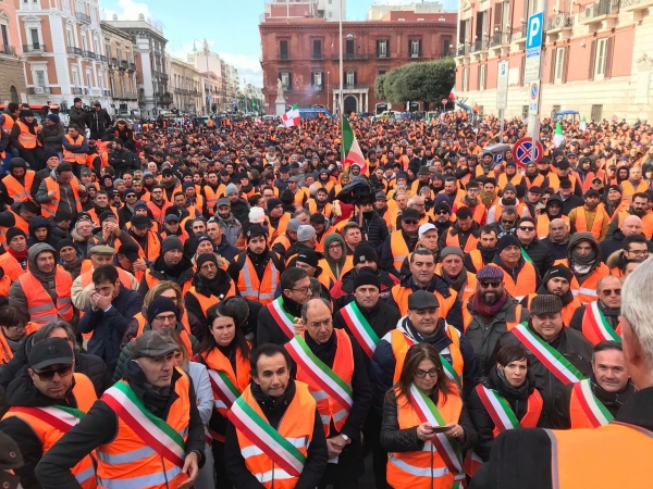 Agricoltura/ Forte protesta dei gilet arancioni stamattina a Bari.