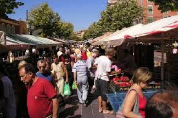 MANDURIA - Il mercato settimanale al centro dell&#039;incontro fra l’Assessore alle attività produttive Annamaria De Valerio e Cosimo Giannattasio e Giovanni Castellano, coordinatori rispettivamente di Felsa Cisl e della Fivag Cisl