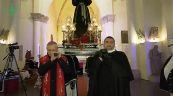 SETTIMANA SANTA SENZA RITI/ L’arcivescovo sorregge la statua dell’Addolorata “non si può capire Taranto senza essere passati da questa notte”