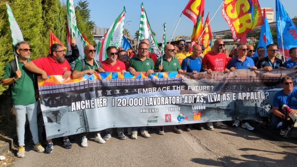 EX ILVA-STOP AREA A CALDO/ Lo sciopero: un migliaio di lavoratori sulla statale 7, quale futuro per noi?