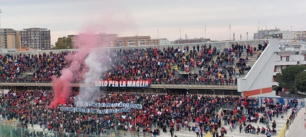 CALCIO/ Sconfitti in casa dal Catanzaro per 0-3 i rossoblù escono tra i fischi