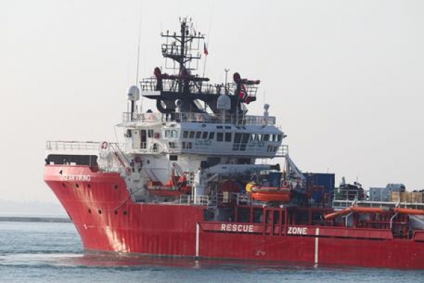 MIGRANTI/ La Ocean Viking è attraccata: in corso lo sbarco di 403 persone tra cui 132 minori non accompagnati e 12 donne in stato di gravidanza