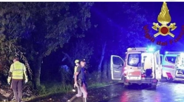 GRAVISSIMO INCIDENTE/ Auto va fuori strada e si schianta contro un albero: muoiono 4 giovani, 2 erano minorenni