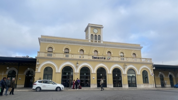 STAZIONE DI TARANTO/ Dopo la disavventura di due turisti parte la segnalazione: ripristinata la colonnina per parcheggio e biglietto bus