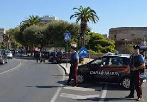 Taranto/ Rapina in un negozio di scarpe del centro: presunto autore bloccato dai carabinieri in piazza Garibaldi