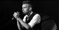 APPUNTAMENTI/ Il cantautore israeliano Avinad al Fusco di Taranto con “Anagnorisis Tour”