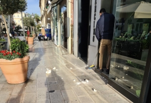 ALLARME SICUREZZA/ Pezzo di cornicione precipita sul marciapiede in pieno centro a Taranto: nessun ferito