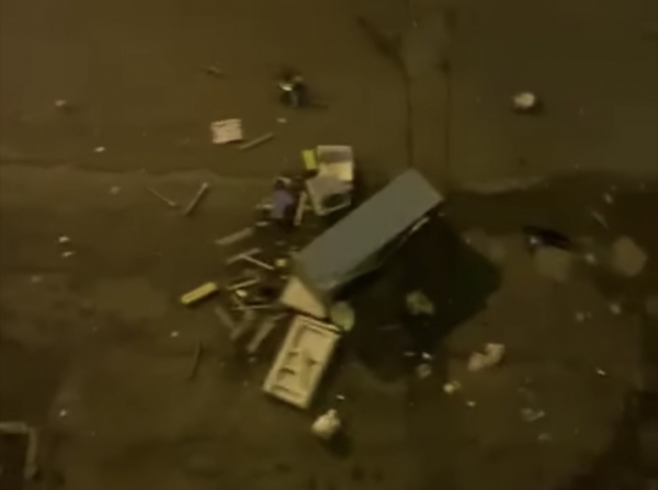 CAPODANNO/ A Taranto ragazzino impugna pistola e spara, frigorifero viene lanciato da un balcone, i video diventano virali. Sequestrati 21 chili di botti, un arresto