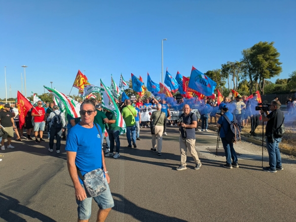 EX ILVA CHIUDE AREA A CALDO/  Lavoratori indotto in assemblea e corteo di protesta: imprese ritirino subito i licenziamenti. Domani 24 ore di sciopero a partire dalle 9 di oggi